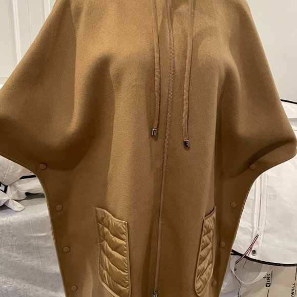 Moncler Camel Cape with Logo - Picture 2 of 9